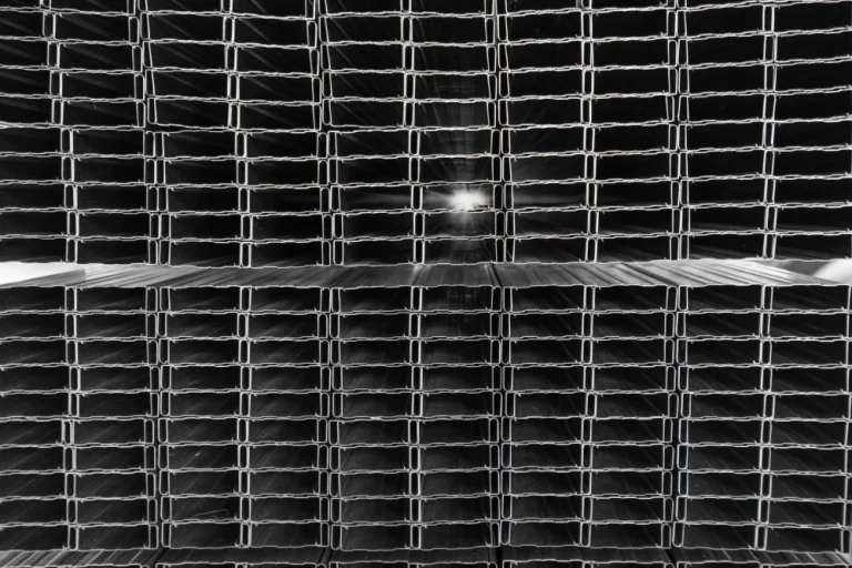 중요한 인프라 프로젝트를 위한 L 모양의 스테인리스 테이블을 선택하는 이유