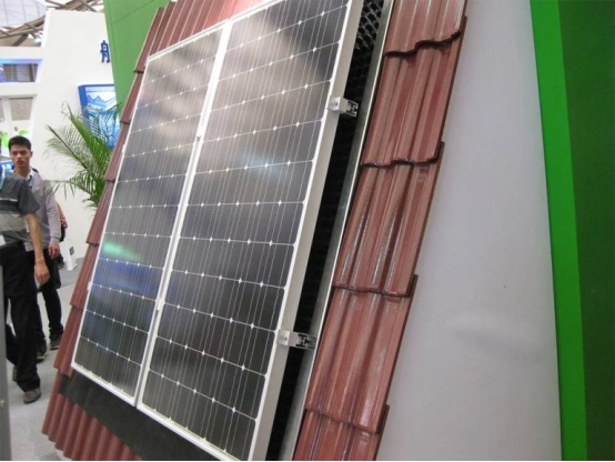 solar-modules-secured-with-mid-and-end-clamps